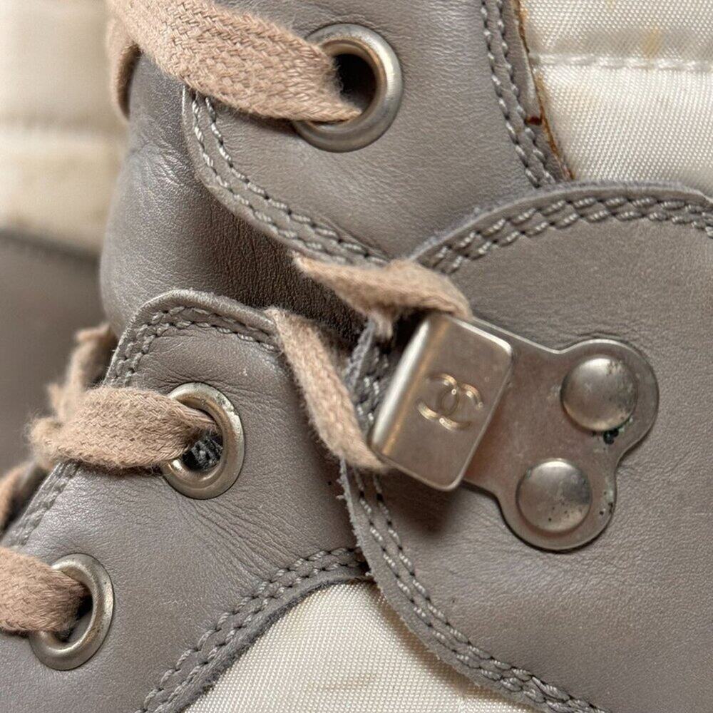 VINTAGE Chanel White & Gray Quilted Ski Boots Size 38. - Picture 4 of 16